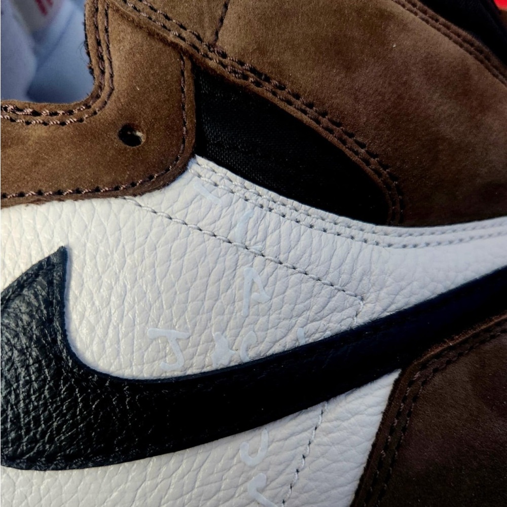 Air Jordan1 highs Travis Scott

with the original box